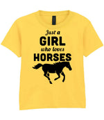 girl who loves horses – Unisex T-Shirt in Daisy