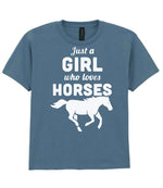 girl who loves horses – Unisex T-Shirt in Indigo