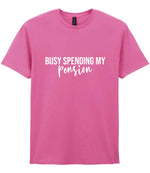 BUSY SPENDING MY Pension t-shirt in azalea