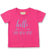 Hello I'AM NEW HERE – Baby T-Shirt in Fuchsia with Baby Blue vinyl
