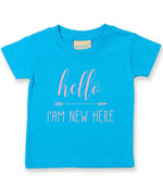 Hello I'AM NEW HERE – Baby T-Shirt in Turquoise Blue with Baby Pink vinyl